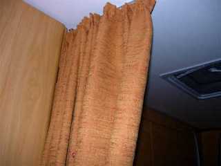 montage des rideaux pour la chambre d'un campingcar 3