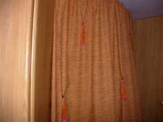 montage des rideaux pour la chambre d'un campingcar 4