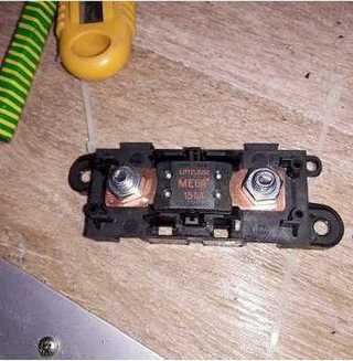 L’alimentation de la centrale se fait en 25 mm2 et un fusible de 150 A que j’ai